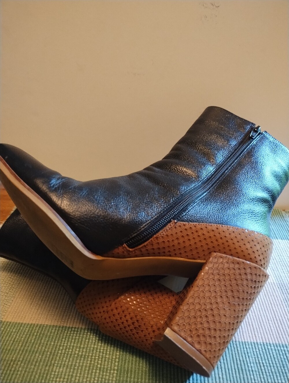 Stivali Women's Black Leather Mid-Calf Zip Heeled Boots